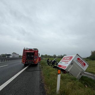 Camion si ribalta in una scarpata lungo la A5 tra Settimo e Volpiano