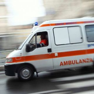 Ambulanza con sirene spiegate si scontra con un'auto a Settimo, leggermente feriti madre e figlio di 5 anni
