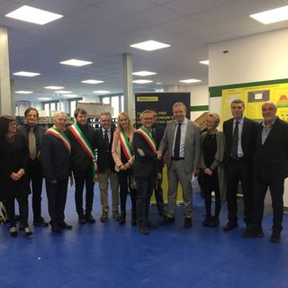 I rappresentati di Poste Italiane con i sindaci del territorio. Sotto, Fabio Cicuti con il sindaco di San Raffaele