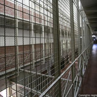 Ancora violenze nel carcere di Ivrea: agente ferito dal lancio di uno sgabello