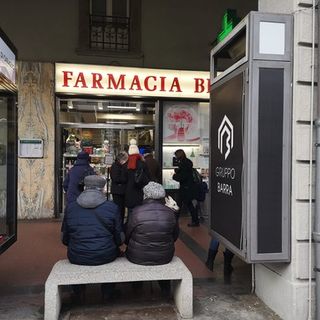 "In farmacia mancano tamponi fai da te, ma il vero problema è la quarantena che paralizza il Paese"