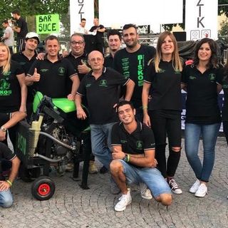 I ragazzi del Bisko Moto Club e, sotto, la folla che ha partecipato lo scorso anno