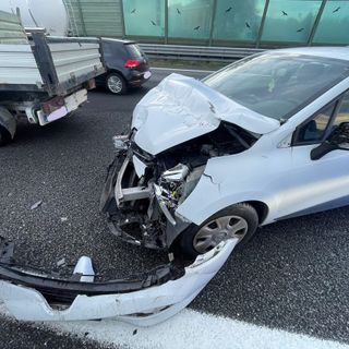 Incidente sulla Torino-Aosta, un'auto esce di strada e si ribalta nei campi