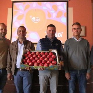 Albert von Sontagh, Mauro Vanzetti, Giancarlo Bodrero, Lorenzo Berra e Davide Nari con una cassetta di Mele Tessa®
