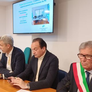 tre persone al tavolo
