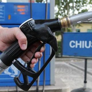 Benzinai, scattano le 48 di sciopero: fermi anche i self service, i notturni e le stazioni in autostrada