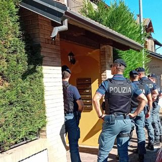 Forze di polizia che sgomberano una casa