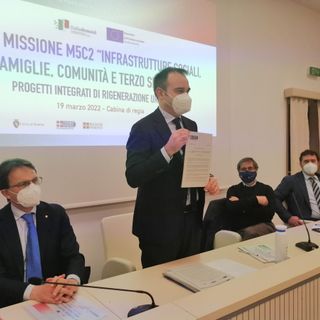 Lo Russo parla da un palco