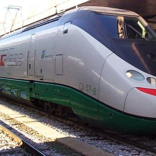 Donna sui binari della Torino-Milano, treni bloccati con ritardi