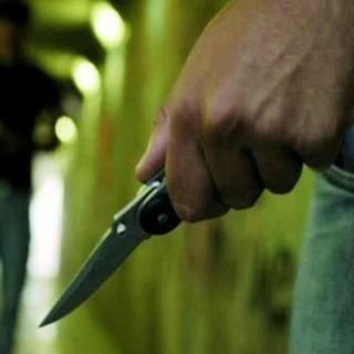 uomo con un coltello in mano