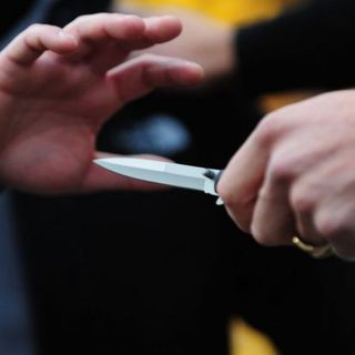 mani e lama di un coltello