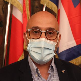 Uomo in primo piano con mascherina