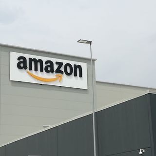 la scritta dello stabilimento Amazon di Torrazza Piemonte