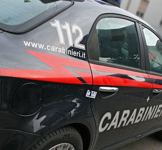 &quot;Devi essere più gentile con la tua fidanzata&quot;: 17enne aggredito dal branco alla fermata del pullman