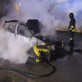 auto in fiamme