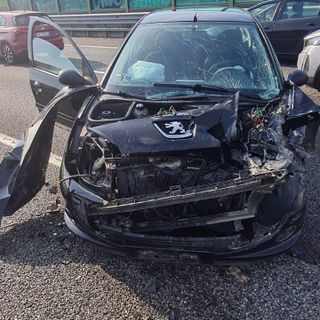 Incidente sull'autostrada A5 allo svincolo di Volpiano: furgone si ribalta, ferito il conducente