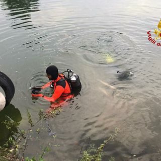 Volpiano, si distrae per un attimo e finisce con l'auto dentro un laghetto