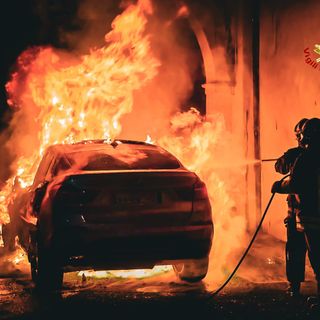 Auto va a fuoco a Ciriè, i pompieri evitano che le fiamme arrivino alla chiesa vicina