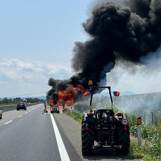 autoarticolato in fiamme