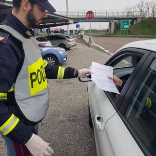 Coronavirus, ecco la nuova autocertificazione che si userà da domani: non occorrerà specificare i nomi e l'indirizzo di congiunti e fidanzati
