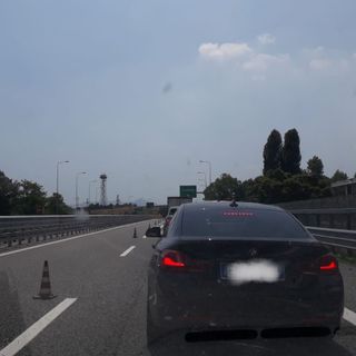 Auto precipita dal cavalcavia sulla A5 Volpiano-Settimo: muore una donna di 70 anni
