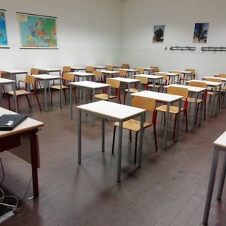 Banchi monoposto anti-Covid, dalla Città metropolitana ne arrivano 3400, ma nessuno ha le ruote
