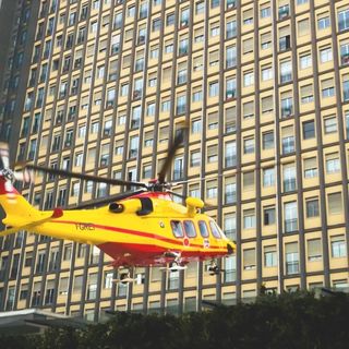 Travolta mentre attraversava sulle strisce, 15enne trasportata d'urgenza al Cto