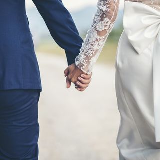 due sposi si tengono per mano