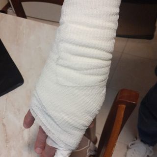 Detenuto straniero ricoverato all'ospedale di Ciriè va fuori di testa e picchia due agenti