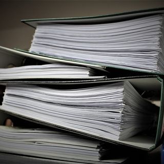 Faldoni uno sopra l'altro, burocrazia