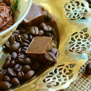 caffè in tazzina e pezzi di cioccolato