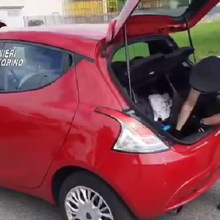 carabinieri perquisiscono auto rossa