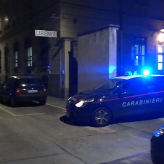 Deruba e picchia due persone sul treno Torino-Ivrea
