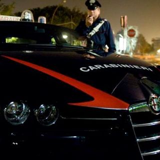 auto dei carabinieri di notte con due persone in divisa