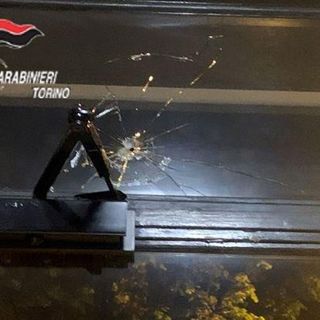 A spasso con il cane spara contro la porta a vetri di un condominio, arrestato
