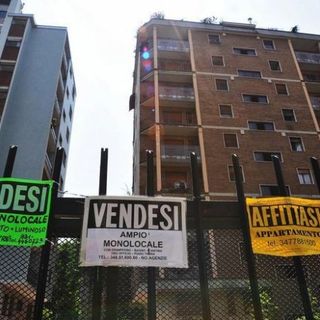 Cartelli vendesi attaccati a un cancello