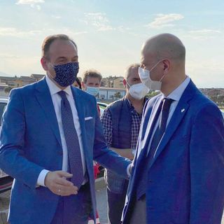 Il presidente Alberto Cirio al centro vaccini di Leinì con il sindaco Renato Pittalis