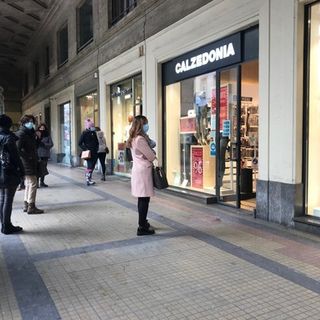 negozi aperti e zona gialla