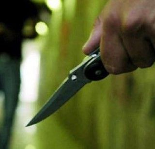 uomo armato di coltello