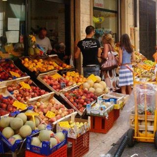 negozio di vicinato con clienti e cassette