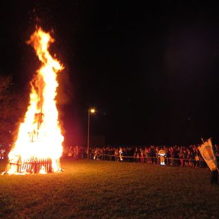Settimo, grande affluenza per il Gran Falò del Gambero, che però non fa &quot;previsioni&quot; [FOTO e VIDEO]