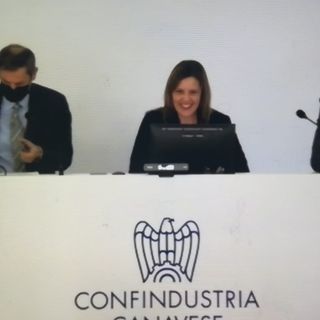 Tre persone sedute al tavolo di Confindustria Canavese