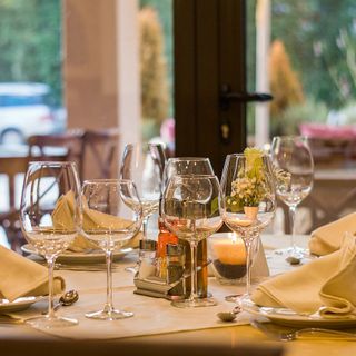 tavolo di ristorante imbandito