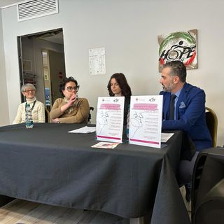 tavolata di relatori a un convegno