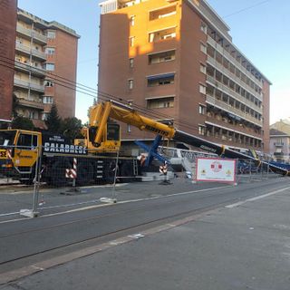 gru crollata in strada