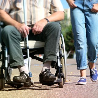 Invalidità e infortuni: come ottenere l’indennità di accompagnamento