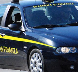 Il gruppo sorpreso a cedere oltre 300 dosi di stupefacente