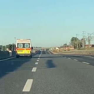 Ragazza a piedi sull'autostrada Torino-Milano: le auto l'hanno schivata per miracolo [VIDEO]