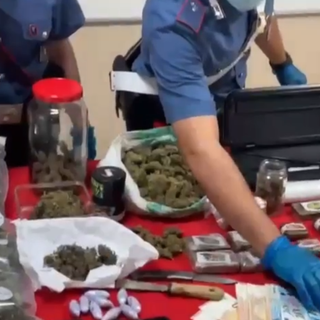 carabinieri con droga e denaro sul tavolo posti sotto sequestro