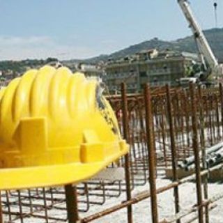 Cade dal tetto di un capannone a San Mauro Torinese: morto un operaio